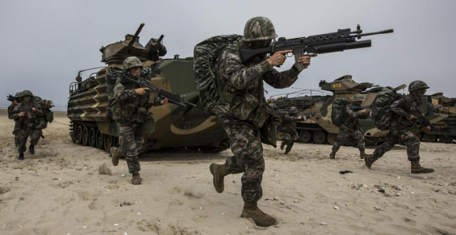 K201 유탄발사수가 앞장서 돌격하고 있다. 사진= SNT 모티브(주) 제공