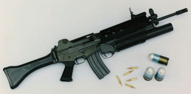 K201 유탄발사기와 40mm 유탄 사진. SNT모티브 제공