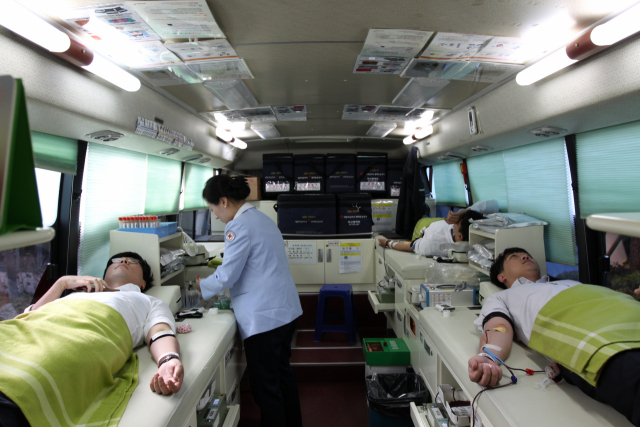 한국해양진흥공사 임직원들이 헌혈나눔 캠페인에 참여하고 있다. 해양진흥공사 제공