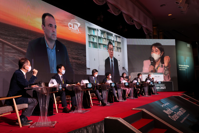 28일 열린 ‘제15회 세계해양포럼’(WOF)의 ‘크루즈 세션’에서 참가자들이 한국형 크루즈에 대한 토론을 하고 있다. WOF 사무국 제공