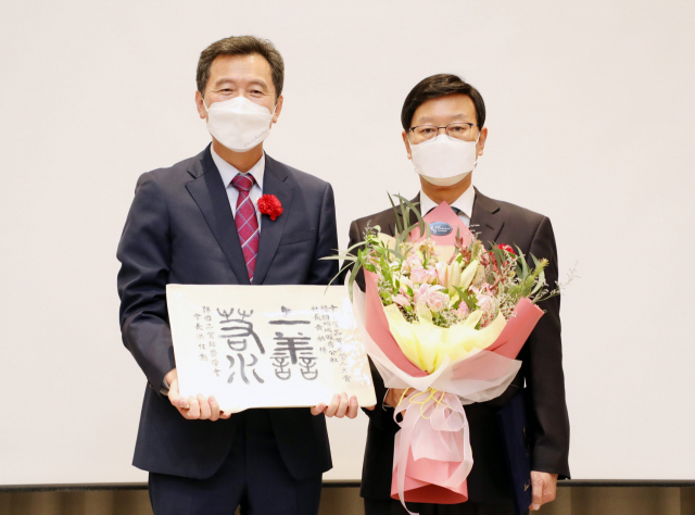 ‘2021년도 한국품질경영학회 추계학술대회 품질상 시상식’에서 황창화 한국지역난방공사 사장(오른쪽)이 ‘글로벌 품질경영인 대상’을 수상했다. 지역난방공사 제공