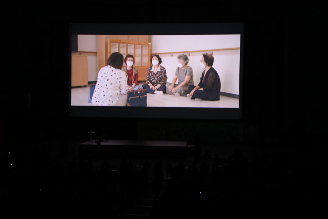 30일 부산 해운대구 영화의전당에서 열린 ‘제5회 051영화제 시상식·시사회’에서 단편영화로 제작된 수상작이 스크린에 상영되고 있다. 강선배 기자 ksun@