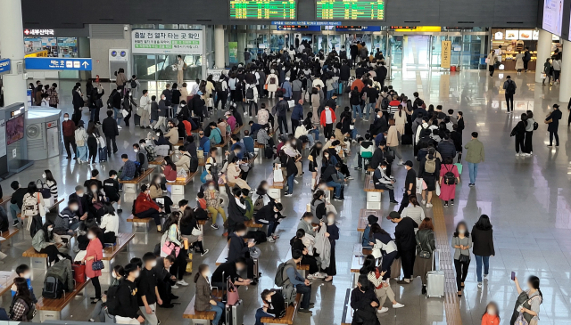 '단계적 일상회복(위드 코로나)’ 시행을 앞둔 31일 오후 부산역 대합실이 열차 이용객들로 붐비고 있다. 위드 코로나 1단계에서는 수도권은 10명까지, 비수도권은 12명까지 모일 수 있고, 식당·카페 등 다중이용시설은 24시간 영업이 가능해진다. 노래연습장, 실내체육시설 등은 백신패스가 적용된다. 강선배 기자 ksun@