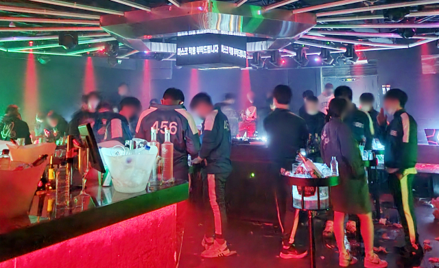지난달 30일 오전 6시 30분께 부산 서면의 한 클럽 내부. 이날 핼러윈데이를 앞두고 영업 제한 시간(오후 10시~오전 5시)을 피해 ‘새벽 파티’를 즐기려는 이들이 ‘오징어 게임’ 의상(위쪽) 등을 입고 클럽을 찾았다. 하지만 사회적 거리 두기의 수용 인원 기준을 배 이상 초과해 경찰에 적발됐다. 부산경찰청 제공