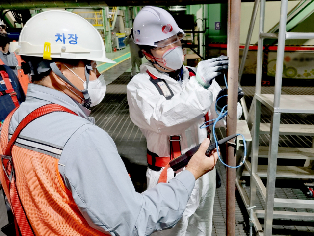 김영문 한국동서발전 사장(오른쪽)이 당진발전본부 현장에서 발전설비 점검을 시행하고 있다. 동서발전 제공