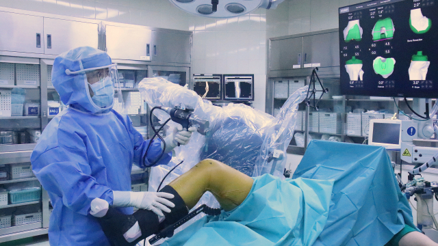 국내 퇴행성 무릎 관절염 환자가 400만 명이 넘어서면서 로봇을 이용한 인공관절 수술이 대세를 이루고 있다. 좋은삼선병원 로봇인공관절수술센터 은일수 과장이 최첨단 ‘마코 로봇’으로 수술하고 있다. 좋은삼선병원 제공