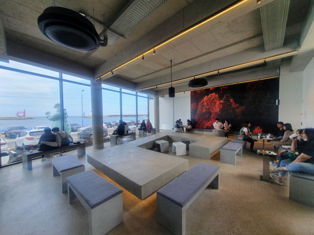 부산 기장군 칠암리에 문을 연 카페 ‘칠암사계’ 전경. 바다가 보이는 위치에 건축가와 협업한 대형 카페라는 점에서 현재 부산 커피 트렌드를 보여준다. 특히 ‘블랙 스톤’이라는 커피를 개발해 커피 문화 확산에도 기여하고 있다. 조영미 기자