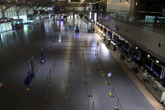 김해공항과 괌·사이판 정기노선의 운항이 재개될 기미가 없자 지역 여행업계의 실망이 커지고 있다. 코로나19 사태로 이용객의 발길이 끊어진 김해국제공항 국제선 청사. 부산일보DB