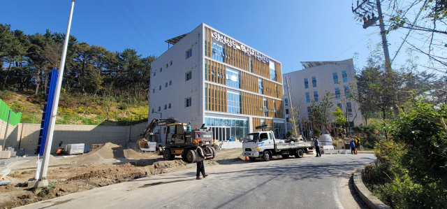 오는 5일 준공을 앞두고 마무리 공사를 진행 중인 양산산단 혁신지원센터. 김태권 기자