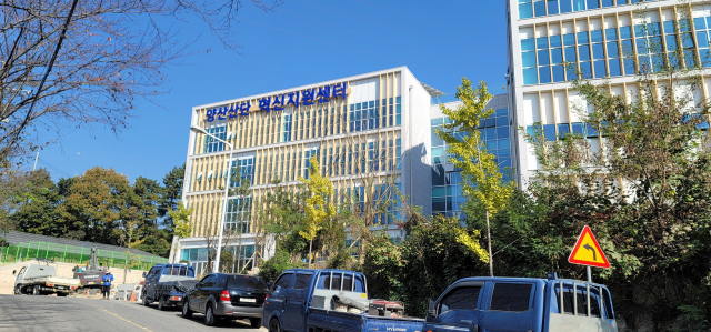 오는 5일 준공을 앞두고 마무리 공사를 진행 중인 양산산단 혁신지원센터. 김태권 기자