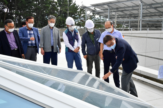 김일권 양산시장이 지난달 15일 준공을 앞둔 혁신지원센터 건립 현장을 찾아 공사 진행 상황 점검을 가졌다. 양산시 제공
