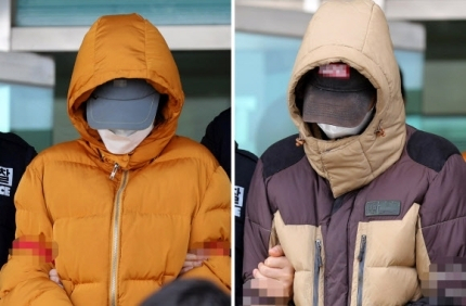 생후 2주 된 아들을 폭행해 살해한 혐의로 구속 송치된 남편 A(24)씨와 아내 B(22)씨가 지난 2월18일 오후 전북 전주덕진경찰서 유치장에서 걸어 나오고 있다. 연합뉴스