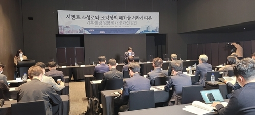 이민석 한국자원순환에너지공제조합 이사장이 3일 서울 여의도 글래드호텔에서 열린 ‘시멘트 소성로와 소각장의 폐기물 처리에 따른 기후·환경영향 평가 및 개선방안 토론회’에 참석해 축사를 하고 있다. 한국자원순환에너지공제조합 제공