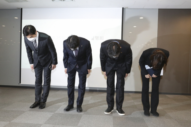 KT의 통신장애 보상안에 대한 반발이 정치권으로 확대되고 있다. 사진은 1일 KT광화문사옥에서 열린 보상안 설명회에서 KT 주요 임원들이 사과를 하고 있는 모습. 사진:KT제공