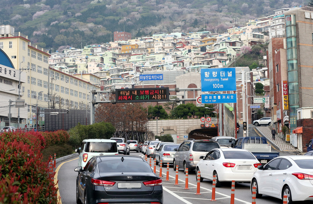 사진은 황령터널로 진입하는 퇴근길 차량들로 일대에 정체가 빚어지는 모습. 부산일보DB
