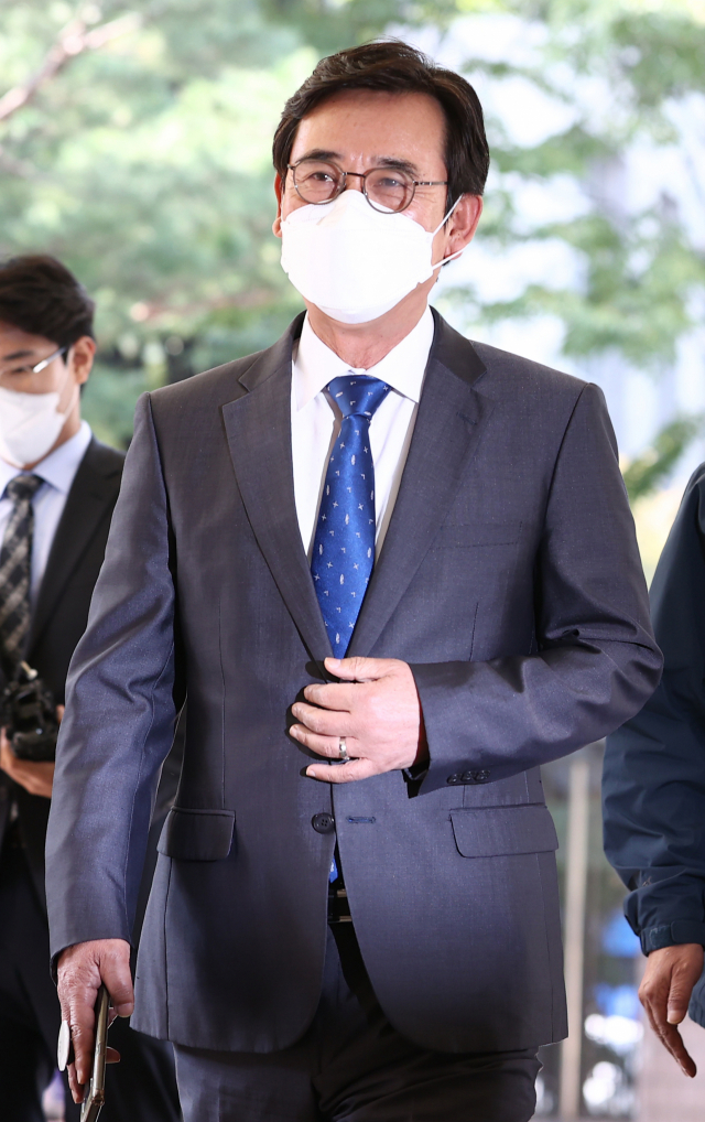 한동훈 검사장의 명예를 훼손한 혐의로 기소된 유시민 전 노무현재단 이사장이 21일 서울서부지방법원에서 열리는 재판에 출석하고 있다. 연합뉴스