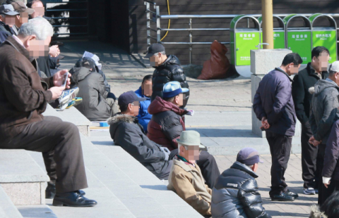 용두산공원에서 쉬고 있는 노인들. 부산일보DB