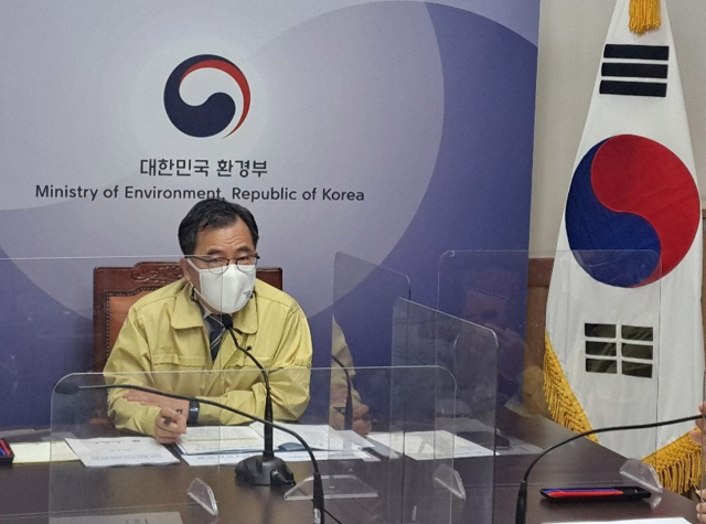 홍정기 환경부 차관이 4일 서울 서초구 한강홍수통제소에서 요소수 유통교란행위 및 불법제품 유통 점검·단속을 위한 긴급 점검회의를 하고 있다. 연합뉴스