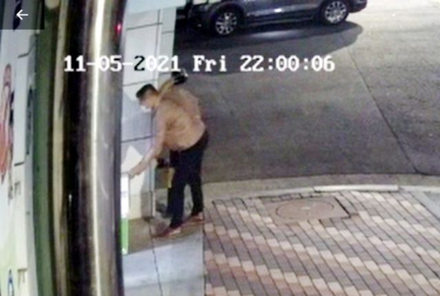 인천 신송119안전센터에 요소수 기부한 남성. 인천 송도소방서 제공