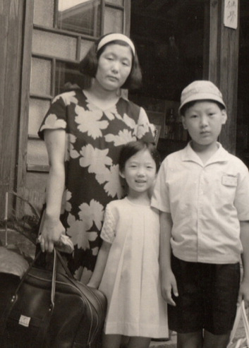 초등학생 시절 어머니, 여동생과 함께한 국민의힘 윤석열(오른쪽) 대선 후보. 연합뉴스