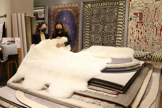 신세계 센텀시티 8층 ‘세컨드M’에서는 러그 등 겨울 분위기를 더해줄 상품을 다양하게 선보이고 있다. 신세계 센텀시티 제공