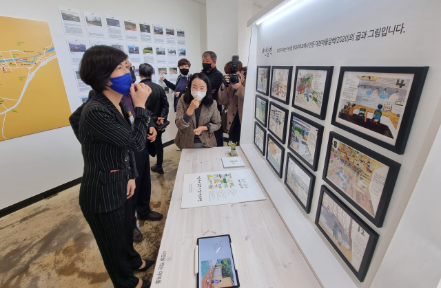 부산 북구 화명동의 마을 기록을 담은 ‘화명 기록관’이 5일 화명2동 행정복지센터 3층에서 ‘마을, 기억의 집’ 개관 전시를 시작으로 운영에 들어갔다. 개관식에는 마을 주민들과 정명희 북구청장, 김명석 북구의회 의장 등이 참석했다. 김경현 기자 view@