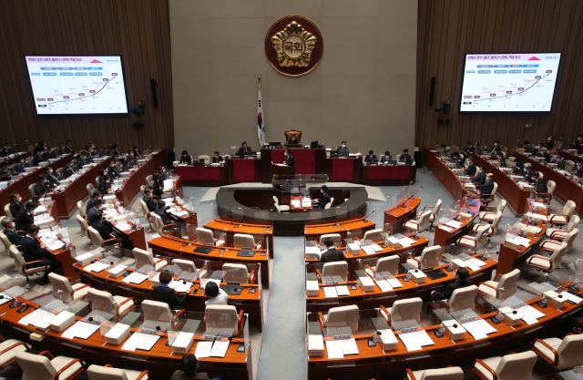 국민의힘 정운천 의원이 지난 8일 서울 여의도 국회에서 열린 예산결산특별위원회 전체회의에서 국가부채와 관련해 질의하고 있다. 국회사진기자단