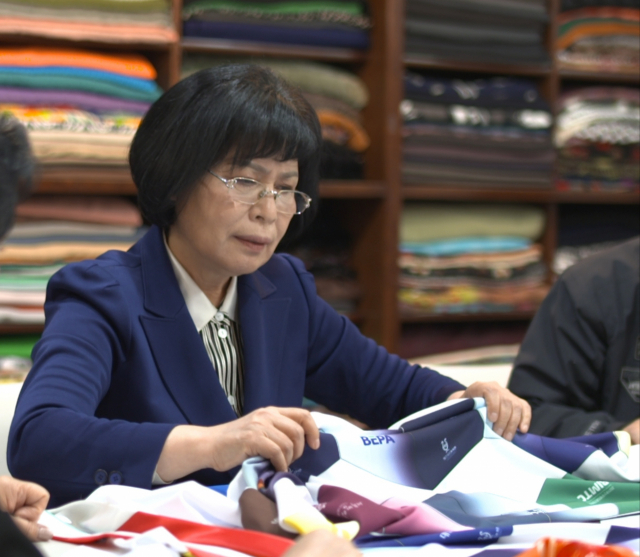 제13회 부산국제의료관광컨벤션 개막식 이벤트인 ‘메디 패션쇼’를 진행하는 서순남컬렉션 서순남 대표가 작품을 준비하고 있다. 서순남컬렉션 제공
