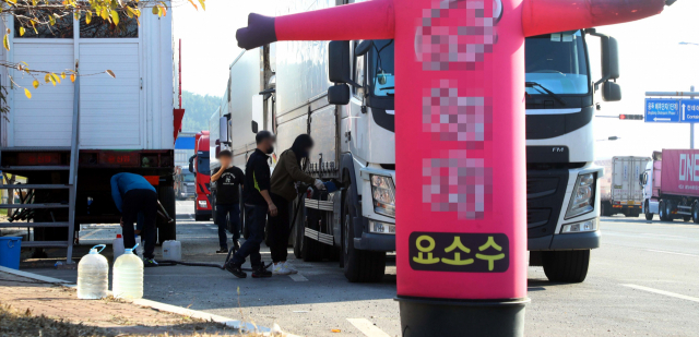 최근 부산신항 웅동배후단지의 한 도로변에서 디젤 화물차들이 요소수를 넣기 위해 줄 서 대기하고 있다. 정종회 기자 jjh@