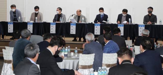 9일 오후 부산 동구 부산일보사 대강당에서 열린 부산대중교통미래포럼 창립 세미나에서 패널들이 토론을 하고 있다. 강선배 기자 ksun@