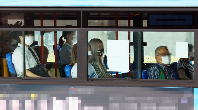 부산 한 시내버스에서 시민들이 마스크를 착용한 채 버스를 이용하고 있다. 부산일보DB