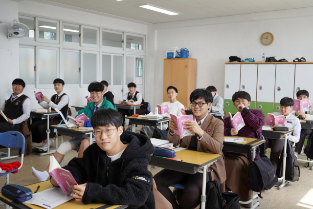 ‘보수동 책방골목 살리기’를 위해 최근 와보시집 2편을 발간한 동주여고 학생들(위)과 문예집을 발간한 혜광고 학생들 모습. 각 학교 제공