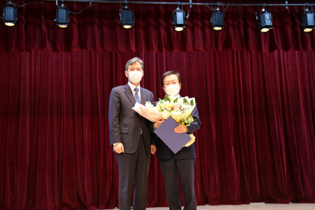 (주)상지엔지니어링건축사사무소 허동윤(오른쪽) 대표이사가 ‘2021 워라밸 우수기업 경진대회’에서 워라밸 최고경영자상(부산시장상)을 수상했다. 사진 왼쪽은 이병진 부산시 행정부시장. 상지건축 제공