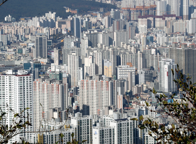 사진은 부산 연제 동래구 일대 아파트와 고층빌딩 모습. 부산일보DB