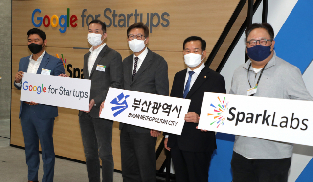 세계 7개국에서 운영되는 글로벌 창업 플랫폼 ‘구글 스타트업 캠퍼스’의 부산지점인 ‘B. 스타트업 스테이션’ 개소식이 10일 부산유라시아플랫폼 B동 1층에서 열렸다. 강선배 기자 ksun@