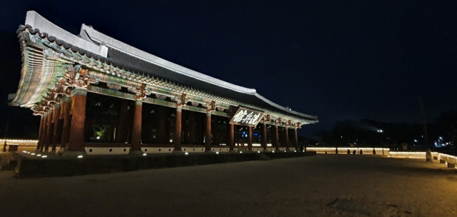 통영의 대표 문화재인 삼도수군통제영(사적 제402호)이 문화재청 문화재 재난방지시설 구축사업을 통해 빛으로 물들었다. 국보 제305호 세병관. 통영시 제공