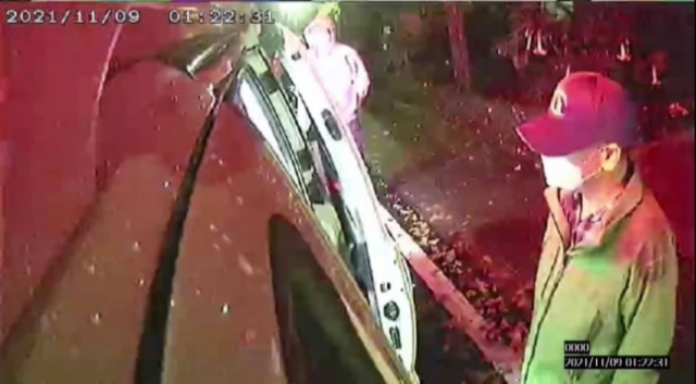 구급차 안을 지켜보고 있는 이재명 후보. 이해식 의원 페이스북 캡처