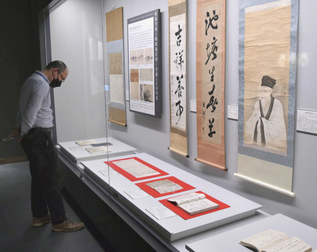 쓰시마조선통신사역사관은 ‘성신(誠信·정성과 믿음)의 교류’라는 테마로 조선통신사 행렬을 묘사한 두루마리 그림 등 실물과 복제품 약 50점을 전시하고 있다. 연합뉴스