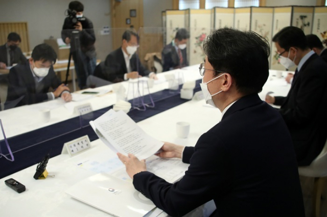 이억원 기획재정부 1차관이 12일 오전 정부서울청사에서 열린 '제38차 혁신성장 전략점검회의 겸 코로나 정책점검회의 겸 한국판뉴딜 점검 TF'를 주재하고 있다. 연합뉴스