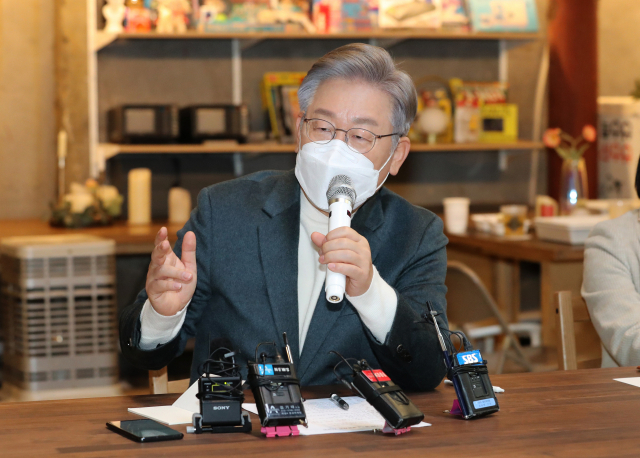 더불어민주당 이재명 대선후보가 13일 부산시 영도구의 한 카페에서 열린 부산지역 스타트업·소셜벤처인 간담회에서 인사말을 하고 있다. 연합뉴스