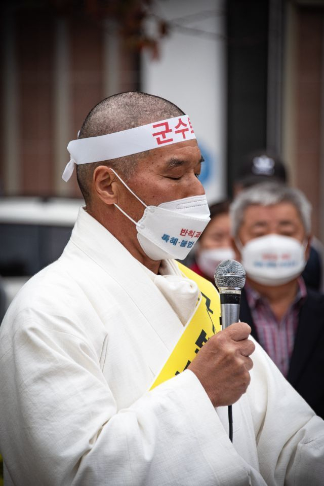 백두현 군수 친동생 관급공사 특혜 수주 의혹을 제기한 뒤 의원직 사퇴서를 제출하고 군 청사 앞에서 군수 퇴진을 요구하는 1인 시위에 돌입한 배상길 의원. 부산일보 DB