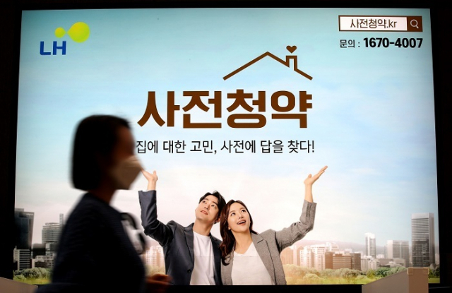 공공분양에만 적용하던 사전청약 제도가 앞으로 공공택지를 받은 민간건설사도 가능하게 된다. 사진은 지난달 25일 서울 송파구 장지동에 마련된 3기 신도시 사전청약 접수처 모습. 연합뉴스