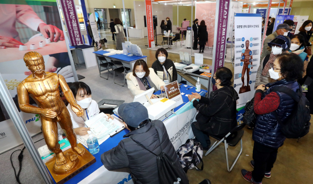 온오프라인으로 동시에 진행된 제13회 부산국제의료관광컨벤션이 성황리에 끝마쳤다. 개막식에서 영상으로 공개된 ‘메디 패션쇼’(위쪽)와 부스에서 건강 상담 중인 시민들. 정종회 기자 jjh@