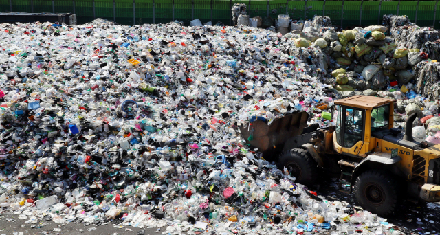 올해 초 부산 강서구 부산시자원재활용센터에 쌓여있는 플라스틱 쓰레기. 부산일보DB