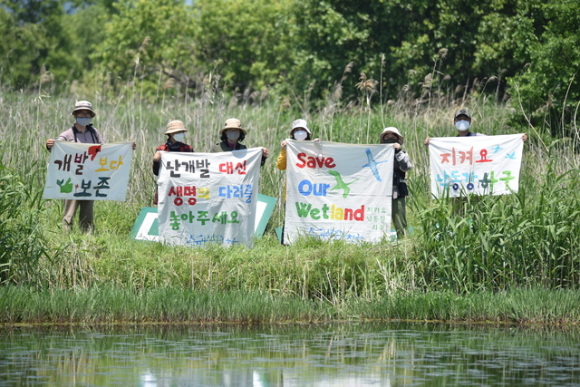 사진은 지난 5월 낙동강 하구에서 습지와새들의친구 회원들이 생물 다양성의 날을 맞아 대저대교 건설 철회를 요구하고 있는 모습. 습지와새들의친구 제공