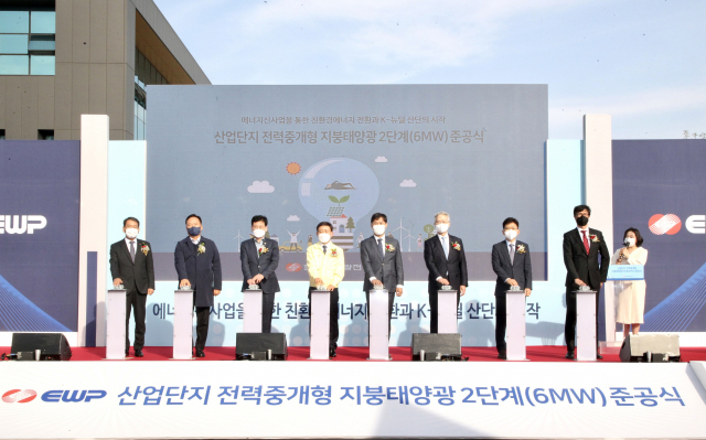 허성곤 김해시장(왼쪽 4번째), 김정호 국회의원(왼쪽 3번째), 김영문 동서발전 사장(왼쪽 5번째)등 관계자가 준공식 후 기념촬영을 하고 있다. 동서발전 제공