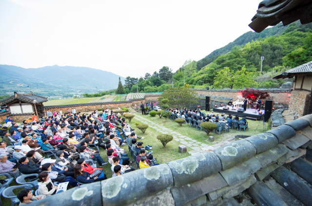 하동군 악양면 화사별서에서 2019년 열린 고택음악회. 하동군 제공.