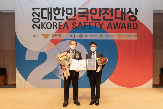 17일 서울 한국프레스센터 20층 국제회의장에서 열린 '제20회 대한민국 안전대상'에서 한국중부발전 김호빈 사장(왼쪽)과 서울발전본부 임승관 본부장이 대통령상을 받고 기념촬영을 하고 있다. 중부발전 제공