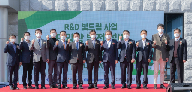 한국남부발전 이승우 사장(왼쪽 여섯 번째)이 부산 강서구 ㈜DH콘트롤스 본사에서 'KOSPO R＆D 빛드림 사업 준공기념 행사'를 진행하고 있다. 남부발전 제공