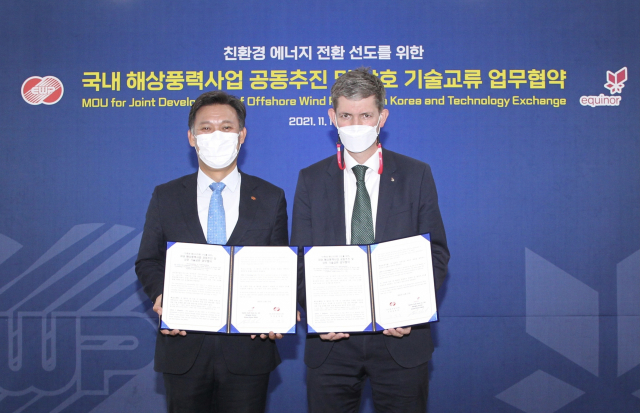 김영문 한국동서발전 사장(왼쪽)과 자크 에티엔 미쉘 에퀴노르 사우스 코리아 대표이사가 협약식 후 기념촬영을 하고 있다. 동서발전 제공